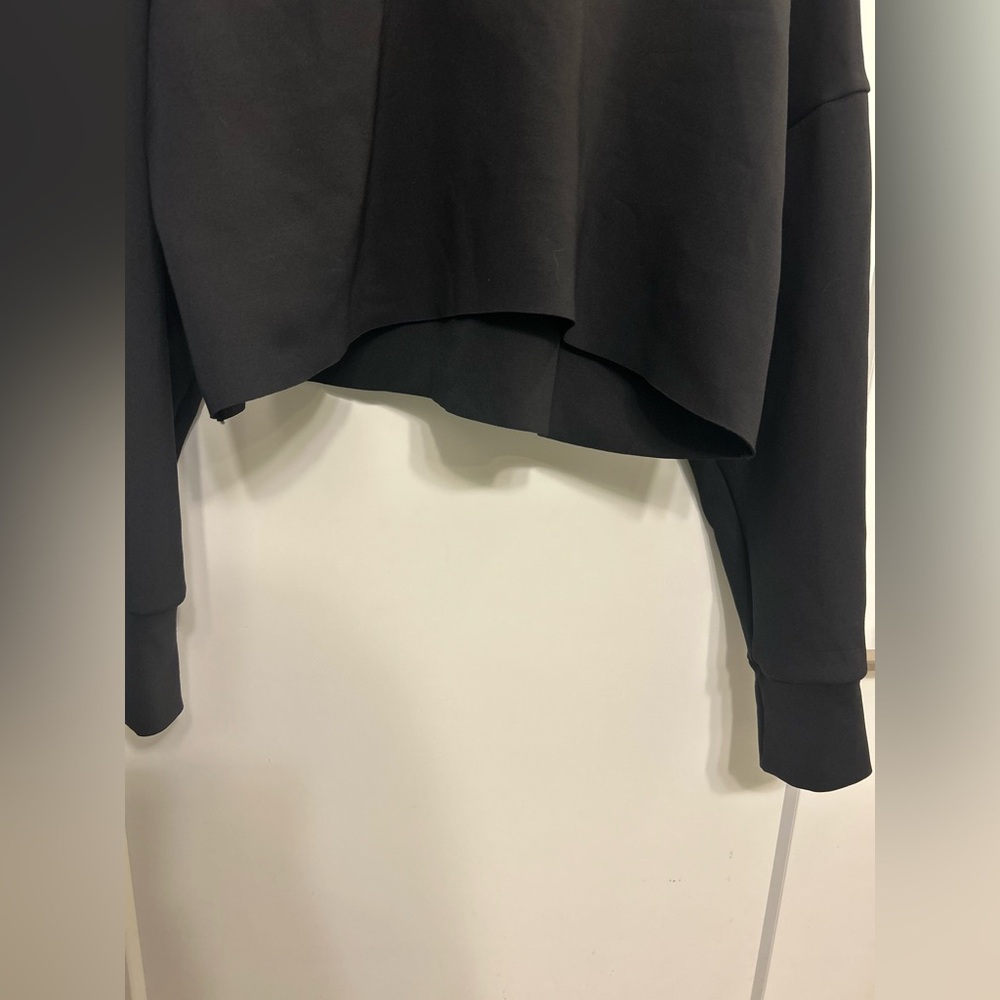 Like New Jolyn x Tiarah Black Cropped Sweatshirt - Picture 9 of 12